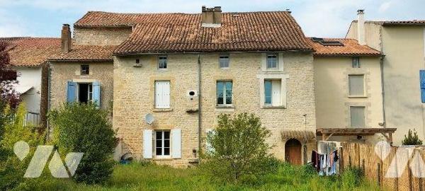 Au calme dans le bourg. Maison ancienne de 138m² bien exposée à rénover offrant:
-Au RDC ; ent...