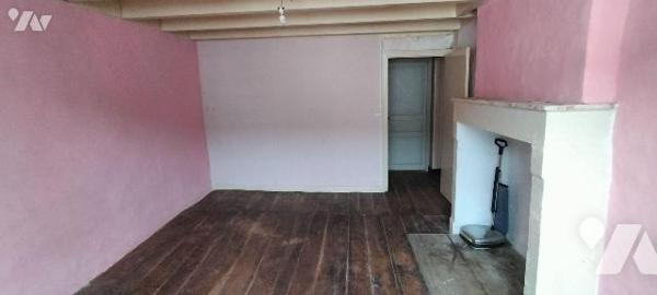 Au calme dans le bourg. Maison ancienne de 138m² bien exposée à rénover offrant:
-Au RDC ; ent...