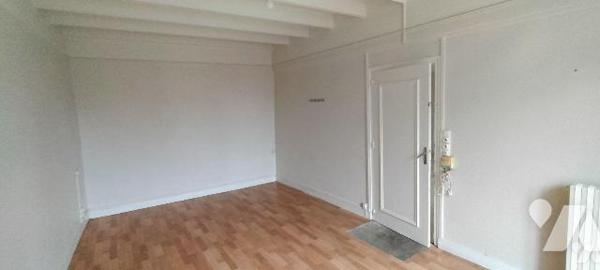 Au calme dans le bourg. Maison ancienne de 138m² bien exposée à rénover offrant:
-Au RDC ; ent...