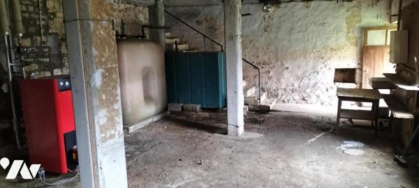 Au calme dans le bourg. Maison ancienne de 138m² bien exposée à rénover offrant:
-Au RDC ; ent...