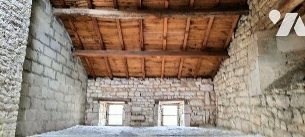 Au calme dans le bourg. Maison ancienne de 138m² bien exposée à rénover offrant:
-Au RDC ; ent...