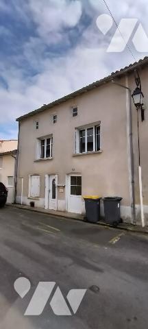 Au calme dans le bourg. Maison ancienne de 138m² bien exposée à rénover offrant:
-Au RDC ; ent...