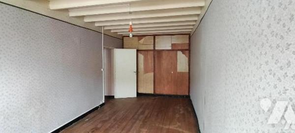 Au calme dans le bourg. Maison ancienne de 138m² bien exposée à rénover offrant:
-Au RDC ; ent...