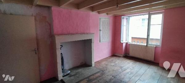 Au calme dans le bourg. Maison ancienne de 138m² bien exposée à rénover offrant:
-Au RDC ; ent...