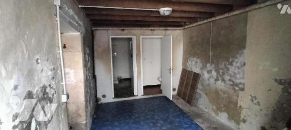 Au calme dans le bourg. Maison ancienne de 138m² bien exposée à rénover offrant:
-Au RDC ; ent...