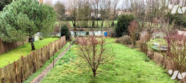 Au calme dans le bourg. Maison ancienne de 138m² bien exposée à rénover offrant:
-Au RDC ; ent...