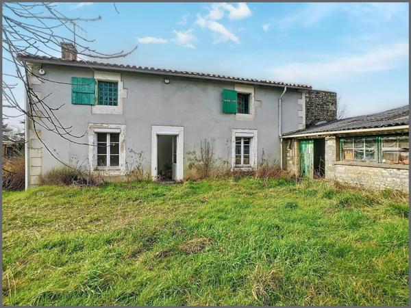 MAISON À RÉNOVER AVEC BEAU POTENTIEL