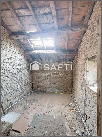 MAISON À RÉNOVER AVEC BEAU POTENTIEL