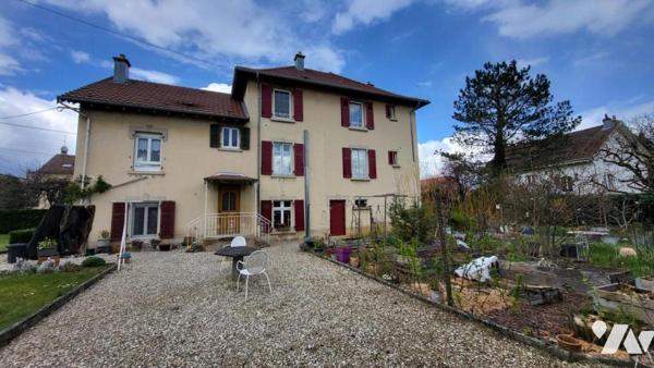VALENTIGNEY, dans une maison appartement quatre pièces avec cave, garage, carport et jardin privatif