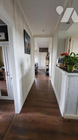 VALENTIGNEY, dans une maison appartement quatre pièces avec cave, garage, carport et jardin privatif