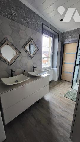 VALENTIGNEY, dans une maison appartement quatre pièces avec cave, garage, carport et jardin privatif