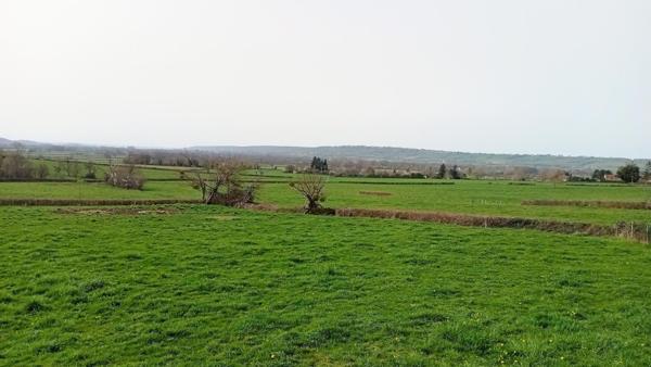 Corps de ferme au grand espace sur vue dégagée.