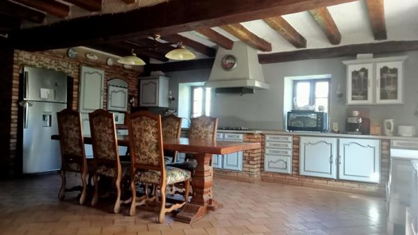 Corps de ferme au grand espace sur vue dégagée.