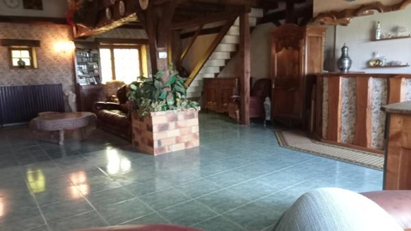 Corps de ferme au grand espace sur vue dégagée.