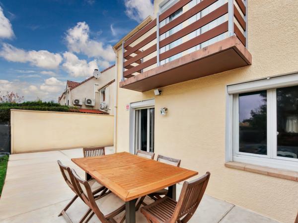 Émerainville (77184) 77184 - EMERAINVILLE - SECTEUR MALNOUE - MAISON 7 PIÈCES - 115m² - ENTIÈREMENT RÉNOVÉE - 5 CHAMBRES DONT 1 SUI