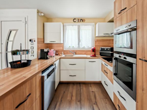Émerainville (77184) 77184 - EMERAINVILLE - SECTEUR MALNOUE - MAISON 7 PIÈCES - 115m² - ENTIÈREMENT RÉNOVÉE - 5 CHAMBRES DONT 1 SUI
