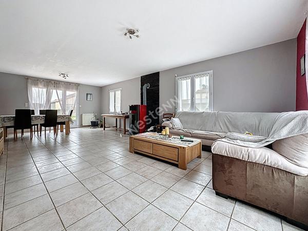 Maison familiale à vendre au Marillais - 4 chambres, garage et grand jardin.