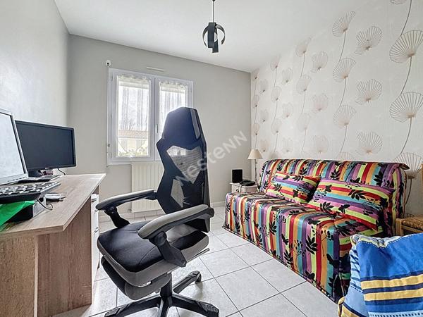 Maison familiale à vendre au Marillais - 4 chambres, garage et grand jardin.