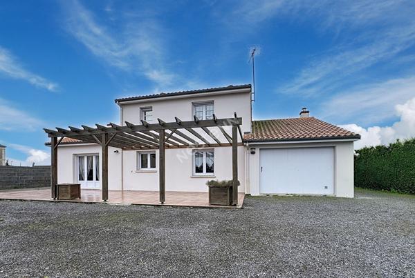 Maison familiale à vendre au Marillais - 4 chambres, garage et grand jardin.