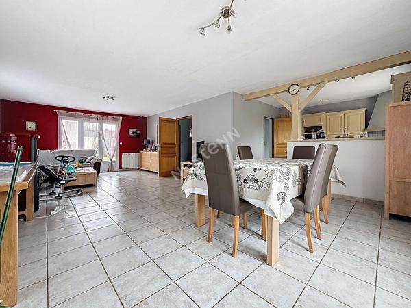 Maison familiale à vendre au Marillais - 4 chambres, garage et grand jardin.