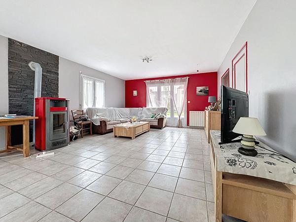 Maison familiale à vendre au Marillais - 4 chambres, garage et grand jardin.