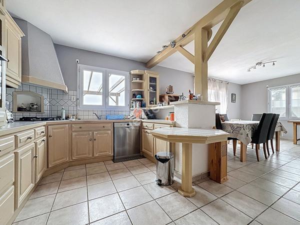 Maison familiale à vendre au Marillais - 4 chambres, garage et grand jardin.