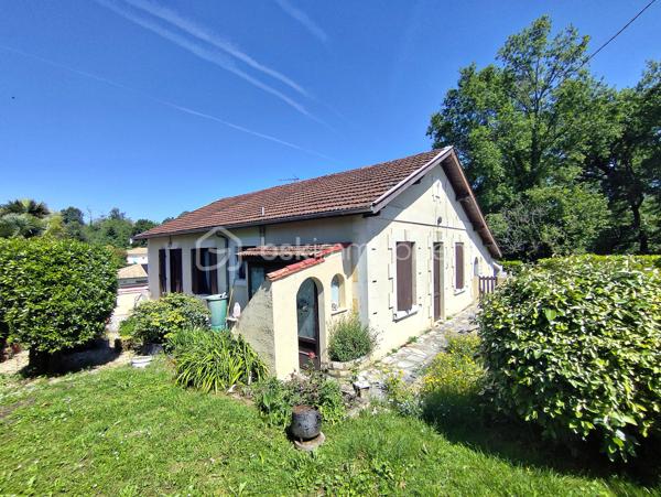 Idéalement située en plein centre de Sallebœuf, à proximité immédiate de toutes les commodités, cette maison de 103 m² saura séduire les amoureux de beaux projets et d’espaces à exploiter.

Elle se compose de 3 chambres, dont une suite avec sa propre salle d’eau, offrant confort et intimité. Les volumes sont agréables et laissent entrevoir de nombreuses possibilités d’aménagement selon vos envies.

Vous profiterez également d’une grande terrasse couverte, parfaite pour partager des moments conviviaux en toute saison.

Un garage ainsi que plusieurs dépendances viennent compléter ce bien et offrent un énorme potentiel d’agrandissement, de création d’espace de vie supplémentaire, d’atelier ou encore de projet locatif.

Un emplacement recherché, un fort potentiel évolutif et de nombreuses possibilités pour cette maison à découvrir sans tarder !