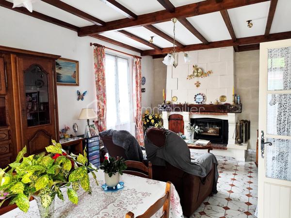 Idéalement située en plein centre de Sallebœuf, à proximité immédiate de toutes les commodités, cette maison de 103 m² saura séduire les amoureux de beaux projets et d’espaces à exploiter.

Elle se compose de 3 chambres, dont une suite avec sa propre salle d’eau, offrant confort et intimité. Les volumes sont agréables et laissent entrevoir de nombreuses possibilités d’aménagement selon vos envies.

Vous profiterez également d’une grande terrasse couverte, parfaite pour partager des moments conviviaux en toute saison.

Un garage ainsi que plusieurs dépendances viennent compléter ce bien et offrent un énorme potentiel d’agrandissement, de création d’espace de vie supplémentaire, d’atelier ou encore de projet locatif.

Un emplacement recherché, un fort potentiel évolutif et de nombreuses possibilités pour cette maison à découvrir sans tarder !