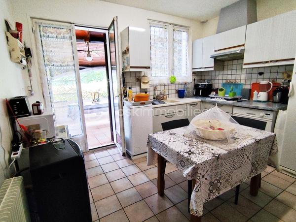 Idéalement située en plein centre de Sallebœuf, à proximité immédiate de toutes les commodités, cette maison de 103 m² saura séduire les amoureux de beaux projets et d’espaces à exploiter.

Elle se compose de 3 chambres, dont une suite avec sa propre salle d’eau, offrant confort et intimité. Les volumes sont agréables et laissent entrevoir de nombreuses possibilités d’aménagement selon vos envies.

Vous profiterez également d’une grande terrasse couverte, parfaite pour partager des moments conviviaux en toute saison.

Un garage ainsi que plusieurs dépendances viennent compléter ce bien et offrent un énorme potentiel d’agrandissement, de création d’espace de vie supplémentaire, d’atelier ou encore de projet locatif.

Un emplacement recherché, un fort potentiel évolutif et de nombreuses possibilités pour cette maison à découvrir sans tarder !