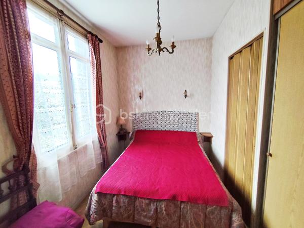 Idéalement située en plein centre de Sallebœuf, à proximité immédiate de toutes les commodités, cette maison de 103 m² saura séduire les amoureux de beaux projets et d’espaces à exploiter.

Elle se compose de 3 chambres, dont une suite avec sa propre salle d’eau, offrant confort et intimité. Les volumes sont agréables et laissent entrevoir de nombreuses possibilités d’aménagement selon vos envies.

Vous profiterez également d’une grande terrasse couverte, parfaite pour partager des moments conviviaux en toute saison.

Un garage ainsi que plusieurs dépendances viennent compléter ce bien et offrent un énorme potentiel d’agrandissement, de création d’espace de vie supplémentaire, d’atelier ou encore de projet locatif.

Un emplacement recherché, un fort potentiel évolutif et de nombreuses possibilités pour cette maison à découvrir sans tarder !