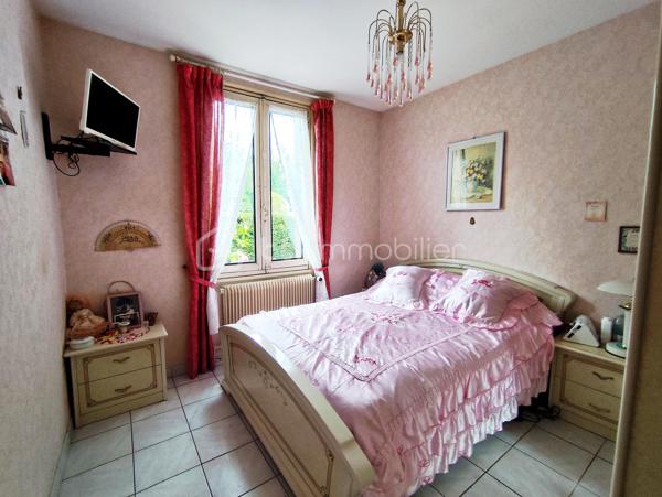 Idéalement située en plein centre de Sallebœuf, à proximité immédiate de toutes les commodités, cette maison de 103 m² saura séduire les amoureux de beaux projets et d’espaces à exploiter.

Elle se compose de 3 chambres, dont une suite avec sa propre salle d’eau, offrant confort et intimité. Les volumes sont agréables et laissent entrevoir de nombreuses possibilités d’aménagement selon vos envies.

Vous profiterez également d’une grande terrasse couverte, parfaite pour partager des moments conviviaux en toute saison.

Un garage ainsi que plusieurs dépendances viennent compléter ce bien et offrent un énorme potentiel d’agrandissement, de création d’espace de vie supplémentaire, d’atelier ou encore de projet locatif.

Un emplacement recherché, un fort potentiel évolutif et de nombreuses possibilités pour cette maison à découvrir sans tarder !
