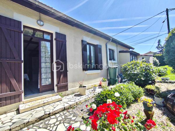 Idéalement située en plein centre de Sallebœuf, à proximité immédiate de toutes les commodités, cette maison de 103 m² saura séduire les amoureux de beaux projets et d’espaces à exploiter.

Elle se compose de 3 chambres, dont une suite avec sa propre salle d’eau, offrant confort et intimité. Les volumes sont agréables et laissent entrevoir de nombreuses possibilités d’aménagement selon vos envies.

Vous profiterez également d’une grande terrasse couverte, parfaite pour partager des moments conviviaux en toute saison.

Un garage ainsi que plusieurs dépendances viennent compléter ce bien et offrent un énorme potentiel d’agrandissement, de création d’espace de vie supplémentaire, d’atelier ou encore de projet locatif.

Un emplacement recherché, un fort potentiel évolutif et de nombreuses possibilités pour cette maison à découvrir sans tarder !