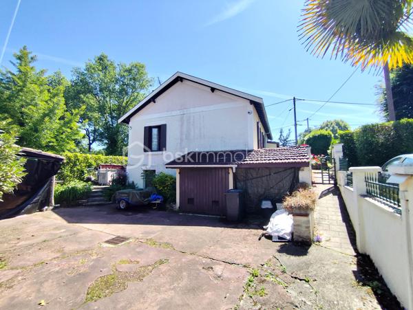 Idéalement située en plein centre de Sallebœuf, à proximité immédiate de toutes les commodités, cette maison de 103 m² saura séduire les amoureux de beaux projets et d’espaces à exploiter.

Elle se compose de 3 chambres, dont une suite avec sa propre salle d’eau, offrant confort et intimité. Les volumes sont agréables et laissent entrevoir de nombreuses possibilités d’aménagement selon vos envies.

Vous profiterez également d’une grande terrasse couverte, parfaite pour partager des moments conviviaux en toute saison.

Un garage ainsi que plusieurs dépendances viennent compléter ce bien et offrent un énorme potentiel d’agrandissement, de création d’espace de vie supplémentaire, d’atelier ou encore de projet locatif.

Un emplacement recherché, un fort potentiel évolutif et de nombreuses possibilités pour cette maison à découvrir sans tarder !