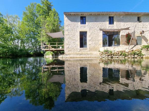 Nous vous proposons ce moulin rénové avec goût totalement isolé. 

Il se compose d'une première partie d'environ 90 m2, composée d'une grande pièce de vie avec cuisine, ouverte sur une terrasse surplombant la rivière. Les grandes ouvertures apportent un bain de lumière au rez-de-chaussée, tout en offrant un sentiment de dehors / dedans et une vue imprenable sur la rivière et le parc.
Il y a également un accès sur l'arrière de la propriété ainsi qu'un WC séparé. Dans la cuisine, une ouverture permet d'accéder au mécanisme du moulin (la roue ayant été supprimée).
A l'étage : une chambre, une salle d'eau avec wc, une mezzanine pouvant servir de deuxième chambre.
Cette première partie est entièrement chauffée par un poêle de masse.
La rénovation a été réalisée avec soin dans l'optique de respecter les éléments anciens du moulin. Les murs sont en chaux/chanvre, les sols sont en travertin au rez-de-chaussée  et en parquet à l'étage. Poutres et pierre subliment également cette espace de vie unique.

En prolongement du bâti, un second logement d'environ 45 m2, permettant d'accueillir famille ou amis, se compose d'une pièce de vie avec cuisine, une chambre, une salle d'eau, WC séparés.

Une autre partie de 165m² environ est composée d'une grande pièce au rez-de-chaussée et de trois pièces à l'étage. Des travaux de rénovation sont actuellement en cours sur cette partie et seront à finir par le futur propriétaire.

De nombreuses dépendances dont une grange de 280 m². Un appentis pouvant abriter un camping car.

Parc de deux hectares.
Idéal Gites.

Situé à 10 minutes de Saint-Maixent-l'Ecole (gare TGV Paris Montparnasse - La Rochelle), 5 minutes des commerces de proximité, école et collège.