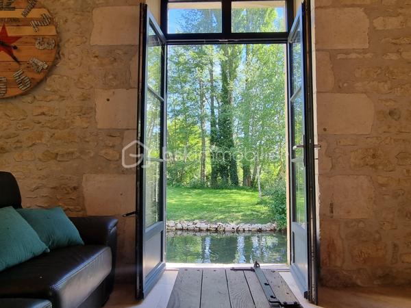 Nous vous proposons ce moulin rénové avec goût totalement isolé. 

Il se compose d'une première partie d'environ 90 m2, composée d'une grande pièce de vie avec cuisine, ouverte sur une terrasse surplombant la rivière. Les grandes ouvertures apportent un bain de lumière au rez-de-chaussée, tout en offrant un sentiment de dehors / dedans et une vue imprenable sur la rivière et le parc.
Il y a également un accès sur l'arrière de la propriété ainsi qu'un WC séparé. Dans la cuisine, une ouverture permet d'accéder au mécanisme du moulin (la roue ayant été supprimée).
A l'étage : une chambre, une salle d'eau avec wc, une mezzanine pouvant servir de deuxième chambre.
Cette première partie est entièrement chauffée par un poêle de masse.
La rénovation a été réalisée avec soin dans l'optique de respecter les éléments anciens du moulin. Les murs sont en chaux/chanvre, les sols sont en travertin au rez-de-chaussée  et en parquet à l'étage. Poutres et pierre subliment également cette espace de vie unique.

En prolongement du bâti, un second logement d'environ 45 m2, permettant d'accueillir famille ou amis, se compose d'une pièce de vie avec cuisine, une chambre, une salle d'eau, WC séparés.

Une autre partie de 165m² environ est composée d'une grande pièce au rez-de-chaussée et de trois pièces à l'étage. Des travaux de rénovation sont actuellement en cours sur cette partie et seront à finir par le futur propriétaire.

De nombreuses dépendances dont une grange de 280 m². Un appentis pouvant abriter un camping car.

Parc de deux hectares.
Idéal Gites.

Situé à 10 minutes de Saint-Maixent-l'Ecole (gare TGV Paris Montparnasse - La Rochelle), 5 minutes des commerces de proximité, école et collège.