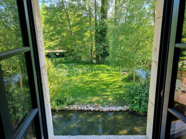 Nous vous proposons ce moulin rénové avec goût totalement isolé. 

Il se compose d'une première partie d'environ 90 m2, composée d'une grande pièce de vie avec cuisine, ouverte sur une terrasse surplombant la rivière. Les grandes ouvertures apportent un bain de lumière au rez-de-chaussée, tout en offrant un sentiment de dehors / dedans et une vue imprenable sur la rivière et le parc.
Il y a également un accès sur l'arrière de la propriété ainsi qu'un WC séparé. Dans la cuisine, une ouverture permet d'accéder au mécanisme du moulin (la roue ayant été supprimée).
A l'étage : une chambre, une salle d'eau avec wc, une mezzanine pouvant servir de deuxième chambre.
Cette première partie est entièrement chauffée par un poêle de masse.
La rénovation a été réalisée avec soin dans l'optique de respecter les éléments anciens du moulin. Les murs sont en chaux/chanvre, les sols sont en travertin au rez-de-chaussée  et en parquet à l'étage. Poutres et pierre subliment également cette espace de vie unique.

En prolongement du bâti, un second logement d'environ 45 m2, permettant d'accueillir famille ou amis, se compose d'une pièce de vie avec cuisine, une chambre, une salle d'eau, WC séparés.

Une autre partie de 165m² environ est composée d'une grande pièce au rez-de-chaussée et de trois pièces à l'étage. Des travaux de rénovation sont actuellement en cours sur cette partie et seront à finir par le futur propriétaire.

De nombreuses dépendances dont une grange de 280 m². Un appentis pouvant abriter un camping car.

Parc de deux hectares.
Idéal Gites.

Situé à 10 minutes de Saint-Maixent-l'Ecole (gare TGV Paris Montparnasse - La Rochelle), 5 minutes des commerces de proximité, école et collège.
