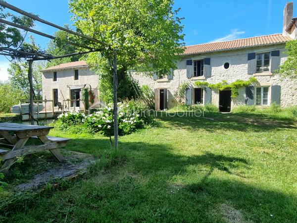 Nous vous proposons ce moulin rénové avec goût totalement isolé. 

Il se compose d'une première partie d'environ 90 m2, composée d'une grande pièce de vie avec cuisine, ouverte sur une terrasse surplombant la rivière. Les grandes ouvertures apportent un bain de lumière au rez-de-chaussée, tout en offrant un sentiment de dehors / dedans et une vue imprenable sur la rivière et le parc.
Il y a également un accès sur l'arrière de la propriété ainsi qu'un WC séparé. Dans la cuisine, une ouverture permet d'accéder au mécanisme du moulin (la roue ayant été supprimée).
A l'étage : une chambre, une salle d'eau avec wc, une mezzanine pouvant servir de deuxième chambre.
Cette première partie est entièrement chauffée par un poêle de masse.
La rénovation a été réalisée avec soin dans l'optique de respecter les éléments anciens du moulin. Les murs sont en chaux/chanvre, les sols sont en travertin au rez-de-chaussée  et en parquet à l'étage. Poutres et pierre subliment également cette espace de vie unique.

En prolongement du bâti, un second logement d'environ 45 m2, permettant d'accueillir famille ou amis, se compose d'une pièce de vie avec cuisine, une chambre, une salle d'eau, WC séparés.

Une autre partie de 165m² environ est composée d'une grande pièce au rez-de-chaussée et de trois pièces à l'étage. Des travaux de rénovation sont actuellement en cours sur cette partie et seront à finir par le futur propriétaire.

De nombreuses dépendances dont une grange de 280 m². Un appentis pouvant abriter un camping car.

Parc de deux hectares.
Idéal Gites.

Situé à 10 minutes de Saint-Maixent-l'Ecole (gare TGV Paris Montparnasse - La Rochelle), 5 minutes des commerces de proximité, école et collège.