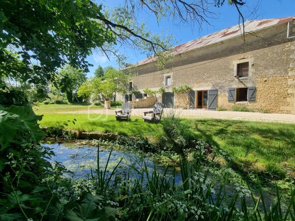 Nous vous proposons ce moulin rénové avec goût totalement isolé. 

Il se compose d'une première partie d'environ 90 m2, composée d'une grande pièce de vie avec cuisine, ouverte sur une terrasse surplombant la rivière. Les grandes ouvertures apportent un bain de lumière au rez-de-chaussée, tout en offrant un sentiment de dehors / dedans et une vue imprenable sur la rivière et le parc.
Il y a également un accès sur l'arrière de la propriété ainsi qu'un WC séparé. Dans la cuisine, une ouverture permet d'accéder au mécanisme du moulin (la roue ayant été supprimée).
A l'étage : une chambre, une salle d'eau avec wc, une mezzanine pouvant servir de deuxième chambre.
Cette première partie est entièrement chauffée par un poêle de masse.
La rénovation a été réalisée avec soin dans l'optique de respecter les éléments anciens du moulin. Les murs sont en chaux/chanvre, les sols sont en travertin au rez-de-chaussée  et en parquet à l'étage. Poutres et pierre subliment également cette espace de vie unique.

En prolongement du bâti, un second logement d'environ 45 m2, permettant d'accueillir famille ou amis, se compose d'une pièce de vie avec cuisine, une chambre, une salle d'eau, WC séparés.

Une autre partie de 165m² environ est composée d'une grande pièce au rez-de-chaussée et de trois pièces à l'étage. Des travaux de rénovation sont actuellement en cours sur cette partie et seront à finir par le futur propriétaire.

De nombreuses dépendances dont une grange de 280 m². Un appentis pouvant abriter un camping car.

Parc de deux hectares.
Idéal Gites.

Situé à 10 minutes de Saint-Maixent-l'Ecole (gare TGV Paris Montparnasse - La Rochelle), 5 minutes des commerces de proximité, école et collège.