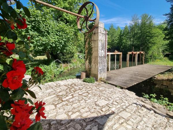 Nous vous proposons ce moulin rénové avec goût totalement isolé. 

Il se compose d'une première partie d'environ 90 m2, composée d'une grande pièce de vie avec cuisine, ouverte sur une terrasse surplombant la rivière. Les grandes ouvertures apportent un bain de lumière au rez-de-chaussée, tout en offrant un sentiment de dehors / dedans et une vue imprenable sur la rivière et le parc.
Il y a également un accès sur l'arrière de la propriété ainsi qu'un WC séparé. Dans la cuisine, une ouverture permet d'accéder au mécanisme du moulin (la roue ayant été supprimée).
A l'étage : une chambre, une salle d'eau avec wc, une mezzanine pouvant servir de deuxième chambre.
Cette première partie est entièrement chauffée par un poêle de masse.
La rénovation a été réalisée avec soin dans l'optique de respecter les éléments anciens du moulin. Les murs sont en chaux/chanvre, les sols sont en travertin au rez-de-chaussée  et en parquet à l'étage. Poutres et pierre subliment également cette espace de vie unique.

En prolongement du bâti, un second logement d'environ 45 m2, permettant d'accueillir famille ou amis, se compose d'une pièce de vie avec cuisine, une chambre, une salle d'eau, WC séparés.

Une autre partie de 165m² environ est composée d'une grande pièce au rez-de-chaussée et de trois pièces à l'étage. Des travaux de rénovation sont actuellement en cours sur cette partie et seront à finir par le futur propriétaire.

De nombreuses dépendances dont une grange de 280 m². Un appentis pouvant abriter un camping car.

Parc de deux hectares.
Idéal Gites.

Situé à 10 minutes de Saint-Maixent-l'Ecole (gare TGV Paris Montparnasse - La Rochelle), 5 minutes des commerces de proximité, école et collège.