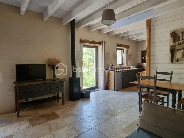 Nous vous proposons ce moulin rénové avec goût totalement isolé. 

Il se compose d'une première partie d'environ 90 m2, composée d'une grande pièce de vie avec cuisine, ouverte sur une terrasse surplombant la rivière. Les grandes ouvertures apportent un bain de lumière au rez-de-chaussée, tout en offrant un sentiment de dehors / dedans et une vue imprenable sur la rivière et le parc.
Il y a également un accès sur l'arrière de la propriété ainsi qu'un WC séparé. Dans la cuisine, une ouverture permet d'accéder au mécanisme du moulin (la roue ayant été supprimée).
A l'étage : une chambre, une salle d'eau avec wc, une mezzanine pouvant servir de deuxième chambre.
Cette première partie est entièrement chauffée par un poêle de masse.
La rénovation a été réalisée avec soin dans l'optique de respecter les éléments anciens du moulin. Les murs sont en chaux/chanvre, les sols sont en travertin au rez-de-chaussée  et en parquet à l'étage. Poutres et pierre subliment également cette espace de vie unique.

En prolongement du bâti, un second logement d'environ 45 m2, permettant d'accueillir famille ou amis, se compose d'une pièce de vie avec cuisine, une chambre, une salle d'eau, WC séparés.

Une autre partie de 165m² environ est composée d'une grande pièce au rez-de-chaussée et de trois pièces à l'étage. Des travaux de rénovation sont actuellement en cours sur cette partie et seront à finir par le futur propriétaire.

De nombreuses dépendances dont une grange de 280 m². Un appentis pouvant abriter un camping car.

Parc de deux hectares.
Idéal Gites.

Situé à 10 minutes de Saint-Maixent-l'Ecole (gare TGV Paris Montparnasse - La Rochelle), 5 minutes des commerces de proximité, école et collège.