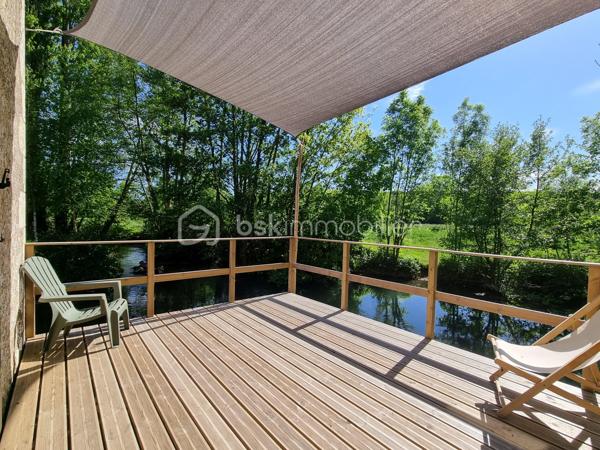 Nous vous proposons ce moulin rénové avec goût totalement isolé. 

Il se compose d'une première partie d'environ 90 m2, composée d'une grande pièce de vie avec cuisine, ouverte sur une terrasse surplombant la rivière. Les grandes ouvertures apportent un bain de lumière au rez-de-chaussée, tout en offrant un sentiment de dehors / dedans et une vue imprenable sur la rivière et le parc.
Il y a également un accès sur l'arrière de la propriété ainsi qu'un WC séparé. Dans la cuisine, une ouverture permet d'accéder au mécanisme du moulin (la roue ayant été supprimée).
A l'étage : une chambre, une salle d'eau avec wc, une mezzanine pouvant servir de deuxième chambre.
Cette première partie est entièrement chauffée par un poêle de masse.
La rénovation a été réalisée avec soin dans l'optique de respecter les éléments anciens du moulin. Les murs sont en chaux/chanvre, les sols sont en travertin au rez-de-chaussée  et en parquet à l'étage. Poutres et pierre subliment également cette espace de vie unique.

En prolongement du bâti, un second logement d'environ 45 m2, permettant d'accueillir famille ou amis, se compose d'une pièce de vie avec cuisine, une chambre, une salle d'eau, WC séparés.

Une autre partie de 165m² environ est composée d'une grande pièce au rez-de-chaussée et de trois pièces à l'étage. Des travaux de rénovation sont actuellement en cours sur cette partie et seront à finir par le futur propriétaire.

De nombreuses dépendances dont une grange de 280 m². Un appentis pouvant abriter un camping car.

Parc de deux hectares.
Idéal Gites.

Situé à 10 minutes de Saint-Maixent-l'Ecole (gare TGV Paris Montparnasse - La Rochelle), 5 minutes des commerces de proximité, école et collège.