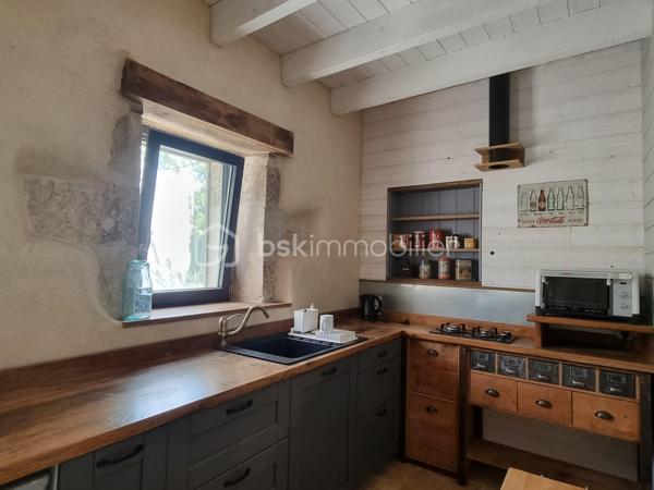 Nous vous proposons ce moulin rénové avec goût totalement isolé. 

Il se compose d'une première partie d'environ 90 m2, composée d'une grande pièce de vie avec cuisine, ouverte sur une terrasse surplombant la rivière. Les grandes ouvertures apportent un bain de lumière au rez-de-chaussée, tout en offrant un sentiment de dehors / dedans et une vue imprenable sur la rivière et le parc.
Il y a également un accès sur l'arrière de la propriété ainsi qu'un WC séparé. Dans la cuisine, une ouverture permet d'accéder au mécanisme du moulin (la roue ayant été supprimée).
A l'étage : une chambre, une salle d'eau avec wc, une mezzanine pouvant servir de deuxième chambre.
Cette première partie est entièrement chauffée par un poêle de masse.
La rénovation a été réalisée avec soin dans l'optique de respecter les éléments anciens du moulin. Les murs sont en chaux/chanvre, les sols sont en travertin au rez-de-chaussée  et en parquet à l'étage. Poutres et pierre subliment également cette espace de vie unique.

En prolongement du bâti, un second logement d'environ 45 m2, permettant d'accueillir famille ou amis, se compose d'une pièce de vie avec cuisine, une chambre, une salle d'eau, WC séparés.

Une autre partie de 165m² environ est composée d'une grande pièce au rez-de-chaussée et de trois pièces à l'étage. Des travaux de rénovation sont actuellement en cours sur cette partie et seront à finir par le futur propriétaire.

De nombreuses dépendances dont une grange de 280 m². Un appentis pouvant abriter un camping car.

Parc de deux hectares.
Idéal Gites.

Situé à 10 minutes de Saint-Maixent-l'Ecole (gare TGV Paris Montparnasse - La Rochelle), 5 minutes des commerces de proximité, école et collège.