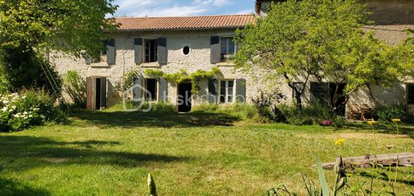 Nous vous proposons ce moulin rénové avec goût totalement isolé. 

Il se compose d'une première partie d'environ 90 m2, composée d'une grande pièce de vie avec cuisine, ouverte sur une terrasse surplombant la rivière. Les grandes ouvertures apportent un bain de lumière au rez-de-chaussée, tout en offrant un sentiment de dehors / dedans et une vue imprenable sur la rivière et le parc.
Il y a également un accès sur l'arrière de la propriété ainsi qu'un WC séparé. Dans la cuisine, une ouverture permet d'accéder au mécanisme du moulin (la roue ayant été supprimée).
A l'étage : une chambre, une salle d'eau avec wc, une mezzanine pouvant servir de deuxième chambre.
Cette première partie est entièrement chauffée par un poêle de masse.
La rénovation a été réalisée avec soin dans l'optique de respecter les éléments anciens du moulin. Les murs sont en chaux/chanvre, les sols sont en travertin au rez-de-chaussée  et en parquet à l'étage. Poutres et pierre subliment également cette espace de vie unique.

En prolongement du bâti, un second logement d'environ 45 m2, permettant d'accueillir famille ou amis, se compose d'une pièce de vie avec cuisine, une chambre, une salle d'eau, WC séparés.

Une autre partie de 165m² environ est composée d'une grande pièce au rez-de-chaussée et de trois pièces à l'étage. Des travaux de rénovation sont actuellement en cours sur cette partie et seront à finir par le futur propriétaire.

De nombreuses dépendances dont une grange de 280 m². Un appentis pouvant abriter un camping car.

Parc de deux hectares.
Idéal Gites.

Situé à 10 minutes de Saint-Maixent-l'Ecole (gare TGV Paris Montparnasse - La Rochelle), 5 minutes des commerces de proximité, école et collège.