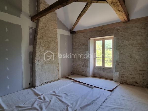Nous vous proposons ce moulin rénové avec goût totalement isolé. 

Il se compose d'une première partie d'environ 90 m2, composée d'une grande pièce de vie avec cuisine, ouverte sur une terrasse surplombant la rivière. Les grandes ouvertures apportent un bain de lumière au rez-de-chaussée, tout en offrant un sentiment de dehors / dedans et une vue imprenable sur la rivière et le parc.
Il y a également un accès sur l'arrière de la propriété ainsi qu'un WC séparé. Dans la cuisine, une ouverture permet d'accéder au mécanisme du moulin (la roue ayant été supprimée).
A l'étage : une chambre, une salle d'eau avec wc, une mezzanine pouvant servir de deuxième chambre.
Cette première partie est entièrement chauffée par un poêle de masse.
La rénovation a été réalisée avec soin dans l'optique de respecter les éléments anciens du moulin. Les murs sont en chaux/chanvre, les sols sont en travertin au rez-de-chaussée  et en parquet à l'étage. Poutres et pierre subliment également cette espace de vie unique.

En prolongement du bâti, un second logement d'environ 45 m2, permettant d'accueillir famille ou amis, se compose d'une pièce de vie avec cuisine, une chambre, une salle d'eau, WC séparés.

Une autre partie de 165m² environ est composée d'une grande pièce au rez-de-chaussée et de trois pièces à l'étage. Des travaux de rénovation sont actuellement en cours sur cette partie et seront à finir par le futur propriétaire.

De nombreuses dépendances dont une grange de 280 m². Un appentis pouvant abriter un camping car.

Parc de deux hectares.
Idéal Gites.

Situé à 10 minutes de Saint-Maixent-l'Ecole (gare TGV Paris Montparnasse - La Rochelle), 5 minutes des commerces de proximité, école et collège.