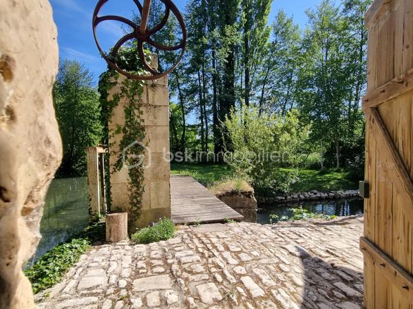 Nous vous proposons ce moulin rénové avec goût totalement isolé. 

Il se compose d'une première partie d'environ 90 m2, composée d'une grande pièce de vie avec cuisine, ouverte sur une terrasse surplombant la rivière. Les grandes ouvertures apportent un bain de lumière au rez-de-chaussée, tout en offrant un sentiment de dehors / dedans et une vue imprenable sur la rivière et le parc.
Il y a également un accès sur l'arrière de la propriété ainsi qu'un WC séparé. Dans la cuisine, une ouverture permet d'accéder au mécanisme du moulin (la roue ayant été supprimée).
A l'étage : une chambre, une salle d'eau avec wc, une mezzanine pouvant servir de deuxième chambre.
Cette première partie est entièrement chauffée par un poêle de masse.
La rénovation a été réalisée avec soin dans l'optique de respecter les éléments anciens du moulin. Les murs sont en chaux/chanvre, les sols sont en travertin au rez-de-chaussée  et en parquet à l'étage. Poutres et pierre subliment également cette espace de vie unique.

En prolongement du bâti, un second logement d'environ 45 m2, permettant d'accueillir famille ou amis, se compose d'une pièce de vie avec cuisine, une chambre, une salle d'eau, WC séparés.

Une autre partie de 165m² environ est composée d'une grande pièce au rez-de-chaussée et de trois pièces à l'étage. Des travaux de rénovation sont actuellement en cours sur cette partie et seront à finir par le futur propriétaire.

De nombreuses dépendances dont une grange de 280 m². Un appentis pouvant abriter un camping car.

Parc de deux hectares.
Idéal Gites.

Situé à 10 minutes de Saint-Maixent-l'Ecole (gare TGV Paris Montparnasse - La Rochelle), 5 minutes des commerces de proximité, école et collège.