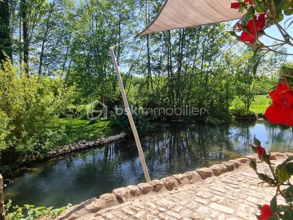 Nous vous proposons ce moulin rénové avec goût totalement isolé. 

Il se compose d'une première partie d'environ 90 m2, composée d'une grande pièce de vie avec cuisine, ouverte sur une terrasse surplombant la rivière. Les grandes ouvertures apportent un bain de lumière au rez-de-chaussée, tout en offrant un sentiment de dehors / dedans et une vue imprenable sur la rivière et le parc.
Il y a également un accès sur l'arrière de la propriété ainsi qu'un WC séparé. Dans la cuisine, une ouverture permet d'accéder au mécanisme du moulin (la roue ayant été supprimée).
A l'étage : une chambre, une salle d'eau avec wc, une mezzanine pouvant servir de deuxième chambre.
Cette première partie est entièrement chauffée par un poêle de masse.
La rénovation a été réalisée avec soin dans l'optique de respecter les éléments anciens du moulin. Les murs sont en chaux/chanvre, les sols sont en travertin au rez-de-chaussée  et en parquet à l'étage. Poutres et pierre subliment également cette espace de vie unique.

En prolongement du bâti, un second logement d'environ 45 m2, permettant d'accueillir famille ou amis, se compose d'une pièce de vie avec cuisine, une chambre, une salle d'eau, WC séparés.

Une autre partie de 165m² environ est composée d'une grande pièce au rez-de-chaussée et de trois pièces à l'étage. Des travaux de rénovation sont actuellement en cours sur cette partie et seront à finir par le futur propriétaire.

De nombreuses dépendances dont une grange de 280 m². Un appentis pouvant abriter un camping car.

Parc de deux hectares.
Idéal Gites.

Situé à 10 minutes de Saint-Maixent-l'Ecole (gare TGV Paris Montparnasse - La Rochelle), 5 minutes des commerces de proximité, école et collège.