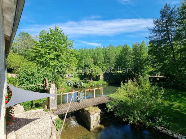 Nous vous proposons ce moulin rénové avec goût totalement isolé. 

Il se compose d'une première partie d'environ 90 m2, composée d'une grande pièce de vie avec cuisine, ouverte sur une terrasse surplombant la rivière. Les grandes ouvertures apportent un bain de lumière au rez-de-chaussée, tout en offrant un sentiment de dehors / dedans et une vue imprenable sur la rivière et le parc.
Il y a également un accès sur l'arrière de la propriété ainsi qu'un WC séparé. Dans la cuisine, une ouverture permet d'accéder au mécanisme du moulin (la roue ayant été supprimée).
A l'étage : une chambre, une salle d'eau avec wc, une mezzanine pouvant servir de deuxième chambre.
Cette première partie est entièrement chauffée par un poêle de masse.
La rénovation a été réalisée avec soin dans l'optique de respecter les éléments anciens du moulin. Les murs sont en chaux/chanvre, les sols sont en travertin au rez-de-chaussée  et en parquet à l'étage. Poutres et pierre subliment également cette espace de vie unique.

En prolongement du bâti, un second logement d'environ 45 m2, permettant d'accueillir famille ou amis, se compose d'une pièce de vie avec cuisine, une chambre, une salle d'eau, WC séparés.

Une autre partie de 165m² environ est composée d'une grande pièce au rez-de-chaussée et de trois pièces à l'étage. Des travaux de rénovation sont actuellement en cours sur cette partie et seront à finir par le futur propriétaire.

De nombreuses dépendances dont une grange de 280 m². Un appentis pouvant abriter un camping car.

Parc de deux hectares.
Idéal Gites.

Situé à 10 minutes de Saint-Maixent-l'Ecole (gare TGV Paris Montparnasse - La Rochelle), 5 minutes des commerces de proximité, école et collège.