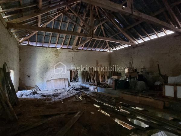Nous vous proposons ce moulin rénové avec goût totalement isolé. 

Il se compose d'une première partie d'environ 90 m2, composée d'une grande pièce de vie avec cuisine, ouverte sur une terrasse surplombant la rivière. Les grandes ouvertures apportent un bain de lumière au rez-de-chaussée, tout en offrant un sentiment de dehors / dedans et une vue imprenable sur la rivière et le parc.
Il y a également un accès sur l'arrière de la propriété ainsi qu'un WC séparé. Dans la cuisine, une ouverture permet d'accéder au mécanisme du moulin (la roue ayant été supprimée).
A l'étage : une chambre, une salle d'eau avec wc, une mezzanine pouvant servir de deuxième chambre.
Cette première partie est entièrement chauffée par un poêle de masse.
La rénovation a été réalisée avec soin dans l'optique de respecter les éléments anciens du moulin. Les murs sont en chaux/chanvre, les sols sont en travertin au rez-de-chaussée  et en parquet à l'étage. Poutres et pierre subliment également cette espace de vie unique.

En prolongement du bâti, un second logement d'environ 45 m2, permettant d'accueillir famille ou amis, se compose d'une pièce de vie avec cuisine, une chambre, une salle d'eau, WC séparés.

Une autre partie de 165m² environ est composée d'une grande pièce au rez-de-chaussée et de trois pièces à l'étage. Des travaux de rénovation sont actuellement en cours sur cette partie et seront à finir par le futur propriétaire.

De nombreuses dépendances dont une grange de 280 m². Un appentis pouvant abriter un camping car.

Parc de deux hectares.
Idéal Gites.

Situé à 10 minutes de Saint-Maixent-l'Ecole (gare TGV Paris Montparnasse - La Rochelle), 5 minutes des commerces de proximité, école et collège.
