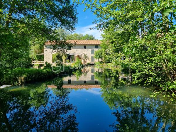 Nous vous proposons ce moulin rénové avec goût totalement isolé. 

Il se compose d'une première partie d'environ 90 m2, composée d'une grande pièce de vie avec cuisine, ouverte sur une terrasse surplombant la rivière. Les grandes ouvertures apportent un bain de lumière au rez-de-chaussée, tout en offrant un sentiment de dehors / dedans et une vue imprenable sur la rivière et le parc.
Il y a également un accès sur l'arrière de la propriété ainsi qu'un WC séparé. Dans la cuisine, une ouverture permet d'accéder au mécanisme du moulin (la roue ayant été supprimée).
A l'étage : une chambre, une salle d'eau avec wc, une mezzanine pouvant servir de deuxième chambre.
Cette première partie est entièrement chauffée par un poêle de masse.
La rénovation a été réalisée avec soin dans l'optique de respecter les éléments anciens du moulin. Les murs sont en chaux/chanvre, les sols sont en travertin au rez-de-chaussée  et en parquet à l'étage. Poutres et pierre subliment également cette espace de vie unique.

En prolongement du bâti, un second logement d'environ 45 m2, permettant d'accueillir famille ou amis, se compose d'une pièce de vie avec cuisine, une chambre, une salle d'eau, WC séparés.

Une autre partie de 165m² environ est composée d'une grande pièce au rez-de-chaussée et de trois pièces à l'étage. Des travaux de rénovation sont actuellement en cours sur cette partie et seront à finir par le futur propriétaire.

De nombreuses dépendances dont une grange de 280 m². Un appentis pouvant abriter un camping car.

Parc de deux hectares.
Idéal Gites.

Situé à 10 minutes de Saint-Maixent-l'Ecole (gare TGV Paris Montparnasse - La Rochelle), 5 minutes des commerces de proximité, école et collège.