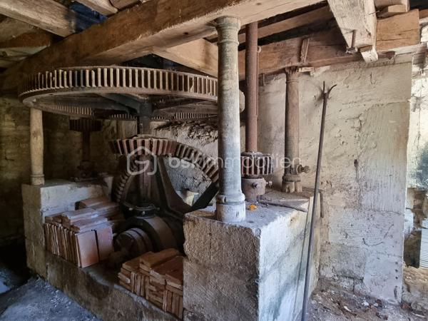 Nous vous proposons ce moulin rénové avec goût totalement isolé. 

Il se compose d'une première partie d'environ 90 m2, composée d'une grande pièce de vie avec cuisine, ouverte sur une terrasse surplombant la rivière. Les grandes ouvertures apportent un bain de lumière au rez-de-chaussée, tout en offrant un sentiment de dehors / dedans et une vue imprenable sur la rivière et le parc.
Il y a également un accès sur l'arrière de la propriété ainsi qu'un WC séparé. Dans la cuisine, une ouverture permet d'accéder au mécanisme du moulin (la roue ayant été supprimée).
A l'étage : une chambre, une salle d'eau avec wc, une mezzanine pouvant servir de deuxième chambre.
Cette première partie est entièrement chauffée par un poêle de masse.
La rénovation a été réalisée avec soin dans l'optique de respecter les éléments anciens du moulin. Les murs sont en chaux/chanvre, les sols sont en travertin au rez-de-chaussée  et en parquet à l'étage. Poutres et pierre subliment également cette espace de vie unique.

En prolongement du bâti, un second logement d'environ 45 m2, permettant d'accueillir famille ou amis, se compose d'une pièce de vie avec cuisine, une chambre, une salle d'eau, WC séparés.

Une autre partie de 165m² environ est composée d'une grande pièce au rez-de-chaussée et de trois pièces à l'étage. Des travaux de rénovation sont actuellement en cours sur cette partie et seront à finir par le futur propriétaire.

De nombreuses dépendances dont une grange de 280 m². Un appentis pouvant abriter un camping car.

Parc de deux hectares.
Idéal Gites.

Situé à 10 minutes de Saint-Maixent-l'Ecole (gare TGV Paris Montparnasse - La Rochelle), 5 minutes des commerces de proximité, école et collège.